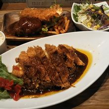 ピネライス、ハンバーグ、エビフライのセット