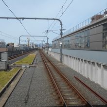 始発の武蔵境駅は立派に高架化されホーム両側で乗降可能に