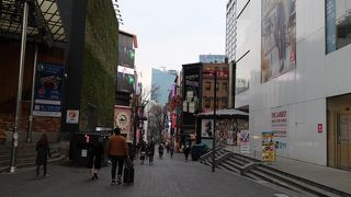 夜は賑わっていて朝は静か