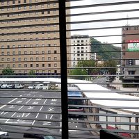 外はバス停で音や声が煩い