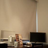 バス停で待つ人から丸見えなのでロールスクリーンは下げたまま