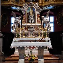 主祭壇の聖ヴラホ像