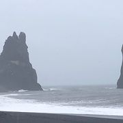 真っ黒な砂浜と柱状節理の断崖