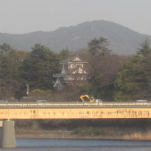 橋から望む吉田城跡鉄櫓の様子（手前は吉田大橋）