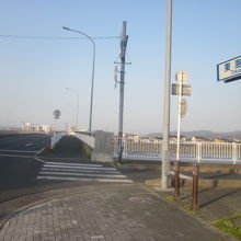 橋の南詰で見かけた東海道の標識の様子