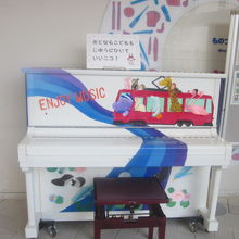 こちらのピアノは老若男女問わず弾いても良いそうです