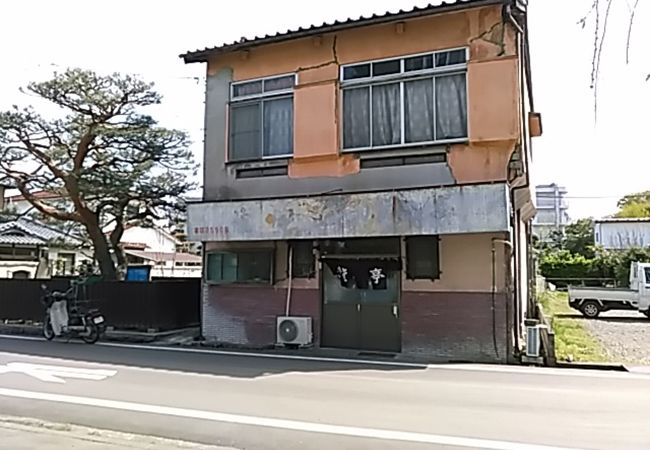 (龍亭)　建物が今にも壊れそうです