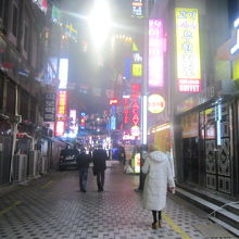 夜間の妖しい雰囲気は少なくなりました…