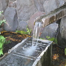 出口辺りに湧水を飲んだり、ペットボトルに入れたり出来る。