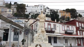 イドラタウンの民都にある時計塔が目立つ教会です