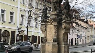 ロレッタ教会とツェル二ーン宮殿の間の広場