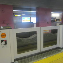 東山線ホームにはホームドア設置が完了しています