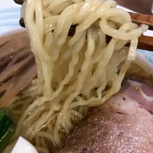 細めの縮れ麺