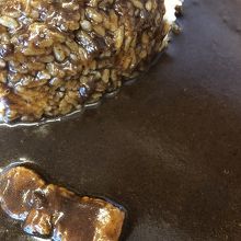 カレー…ダークブラウン