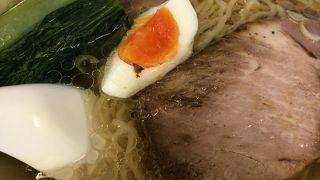 琥珀色のラーメン スープ