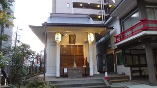 裏通りの小さな神社