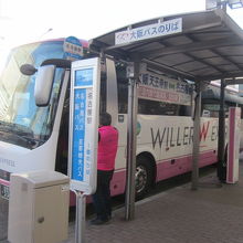 名駅前に停車中のバスの様子