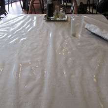 テーブルクロスもビニール製