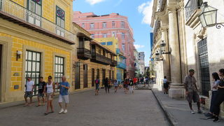 旧市街の一番のストリート