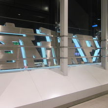 タイトル部分の裏側が通路上から望めます( ´∀｀ )