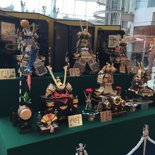 エスカレーター近くにあった兜