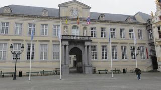 ブルグ広場には旧裁判所が・・・