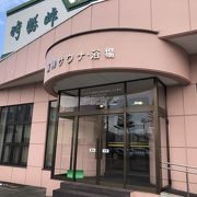 新得駅前のピンク色の建物