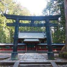 御仮殿の鳥居で奥が御仮殿です