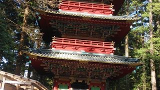 干支の彫刻や色彩などが美しい塔