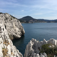白い岩場の風景。