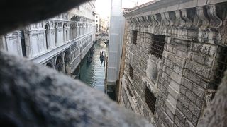 かつては囚人の通る橋