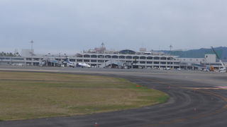 名前の通りブーゲンビリアが空港入り口に咲いていました!!