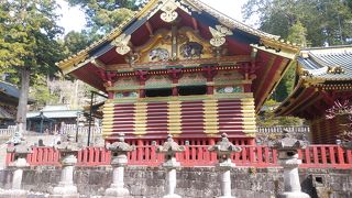 三つの建物が並んでいる