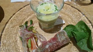 天空でのランチのお料理はリーゾナブルだが飲み物は高い