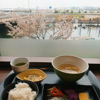 おかずが多い無料朝食♪窓際の席からは空港が見えます。