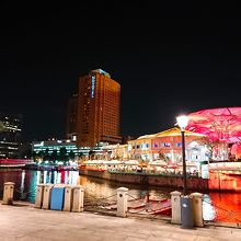 テラス席からはクラークキーの夜景がよく見えます。