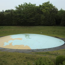 真ん中に立つと、上空から眺めているように見えるそうですよ