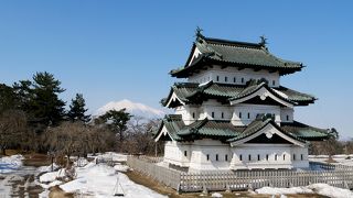 雪の岩木山をバックにした冬から春への弘前城も最高！しかしトイレが閉鎖されている！