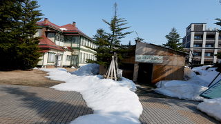 旧東奥義塾外人教師館の裏側にある．冬季は雪囲いの中