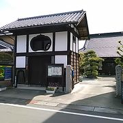 (当信寺)　寺の山門は、白石城の二の丸大手二の門を移築した物です