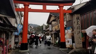 京阪の駅に近いほうの裏参道が賑やか