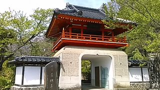 (常林寺)　山門は、朱塗りで竜宮城ぽく、おしゃれな感じがします