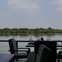 サイゴン川に面しています。