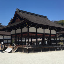 境内に入るとすぐに目に入る。