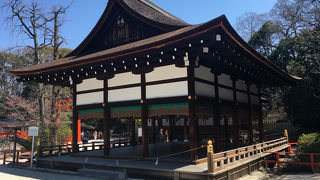 有名な御手洗川をまたぐ橋。