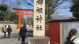 静かな糺の森を抜けると貴重な文化財が並ぶ神社。