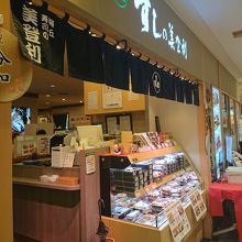 お店はあまり広くないです