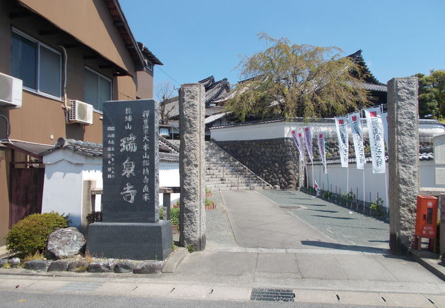 かつての鳴海宿の東端にあります。