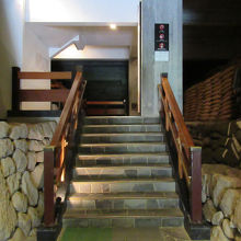 天守閣内に入ると、唯一の遺構の「塩蔵」