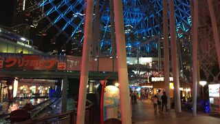 大きな観覧車が有名